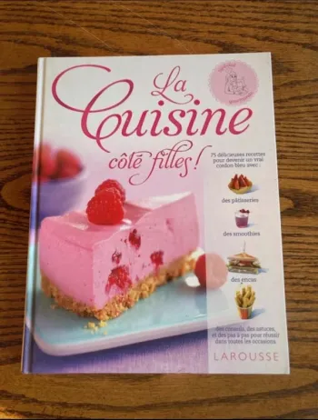 Livre la cuisine côté fille en très bon état