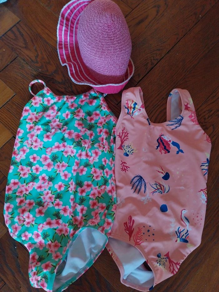 Ensemble maillots 5 ans + chapeau