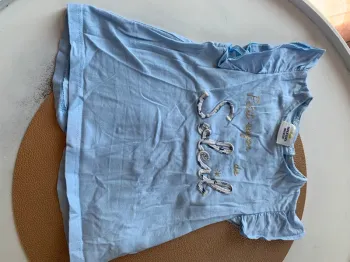 TEE shirt bleu ouvert dans le dos