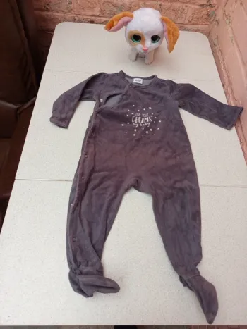 Pyjama 1piece tape a l oeil taille 18mois/8ocm