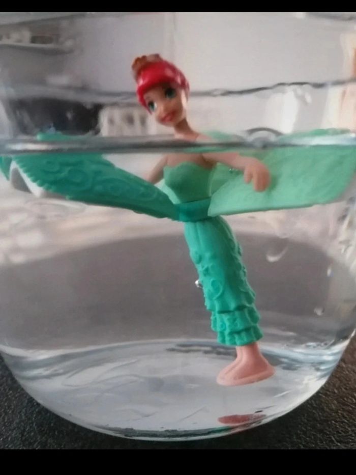 Princesse Ariel la petite sirène qui flotte mattel