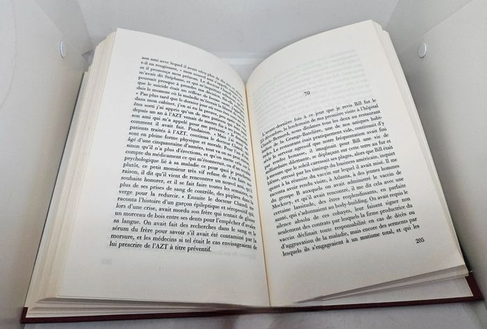 "À l'ami qui ne m'a pas sauvé la vie", de Hervé Guibert.
278 pages.
ISBN : 2.7242.6298.0 - photo numéro 5