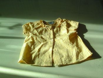 blouse bébé à carreaux jaunes et blancs