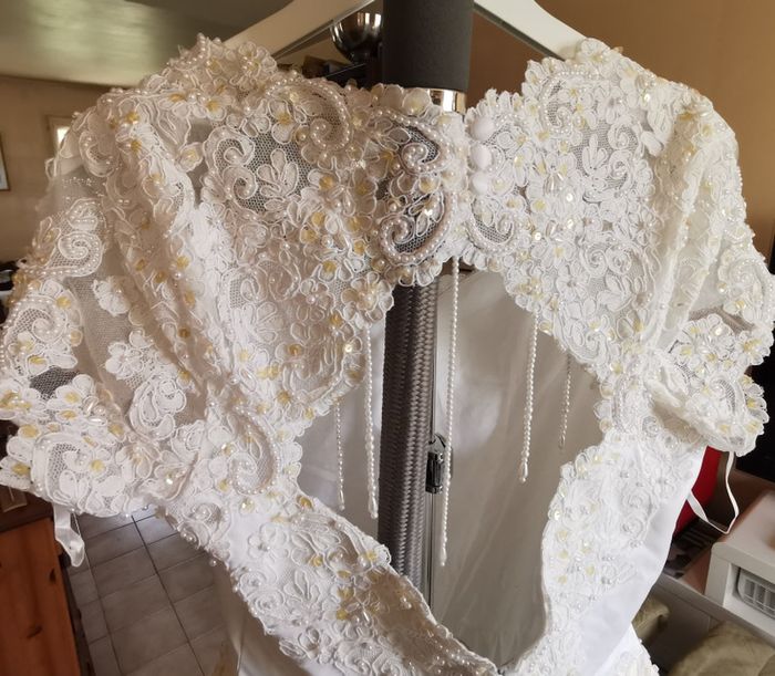 Robe de mariée blanche + voile+ jupon +cerceaux +gants - photo numéro 8