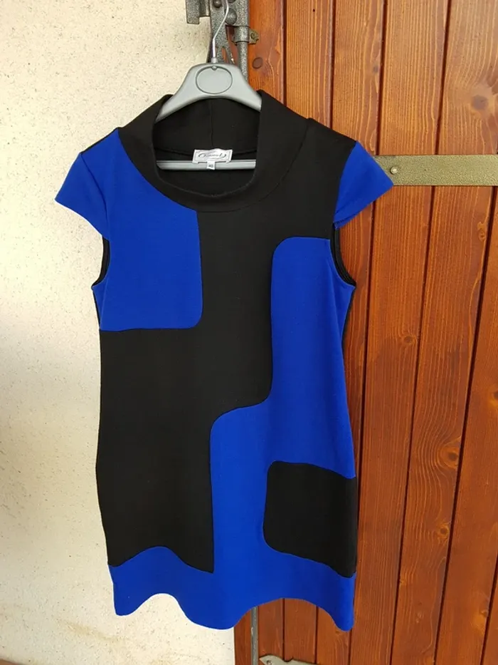 Robe courte 40 bleu rouge et noir