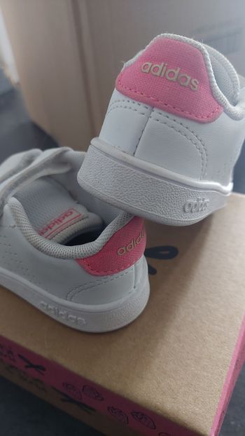 Basket Adidas fille rose et blanche scratch
