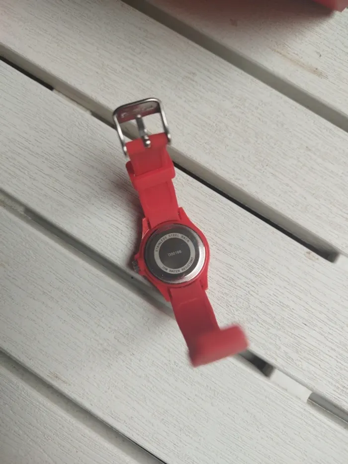 Montre rouge et argenté - photo numéro 3