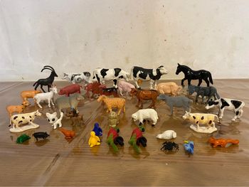 Lot de 35 animaux diverses pingouin écureuil vache cochon chèvre cheval ..
