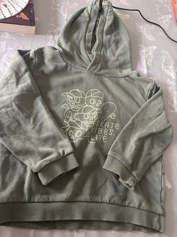 Sweat-shirt à capuche tête de mort skate bord