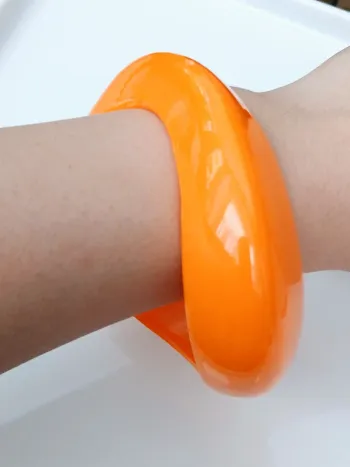 Bracelet bombé orange en acrylique rigide style pop rétro vintage