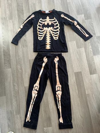 Très beau pyjama fluorescent dans le noir disney Batman  taille 7 / 8 ans