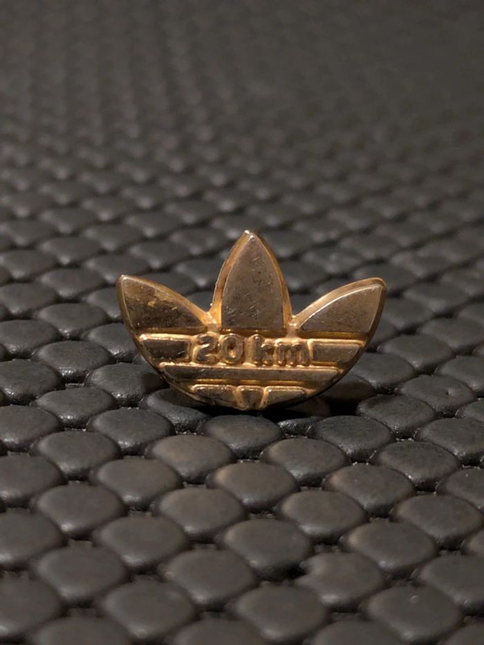Micro pin's Adidas 20 Km Running doré