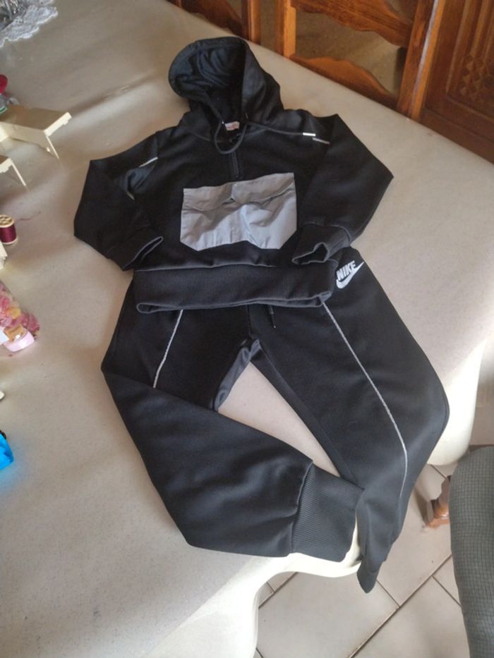Jogging garçon sans marque. Taille 6 ans