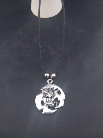 Collier avec pendentif rond tête de dragon