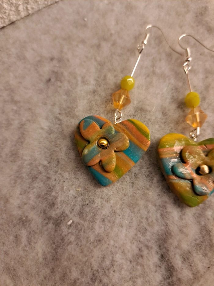 Boucles d'oreilles pendante avec pâte polymere cœur multicolore - photo numéro 4