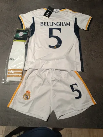 Tenue foot Real Madrid Jude Bellingham blanc. T.18