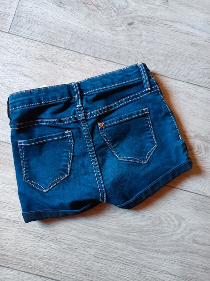 30. Short en jeans H&M 122 6-7ans mis 1x - photo numéro 2