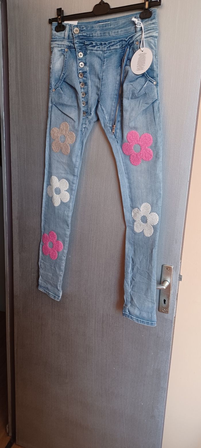 Très joli jeans avec des fleurs femme T XS