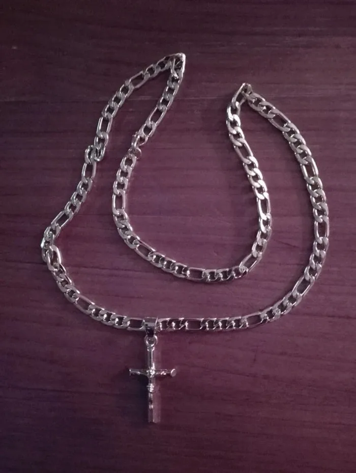Chaîne avec croix