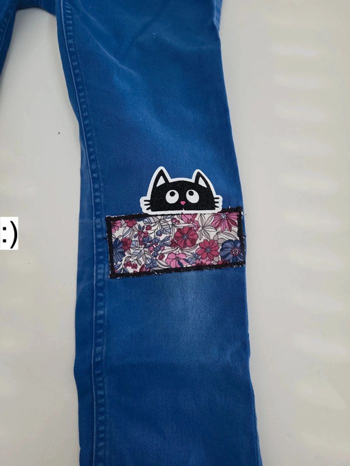 Pantalon bleu réparé au genou 10 ans - photo numéro 2