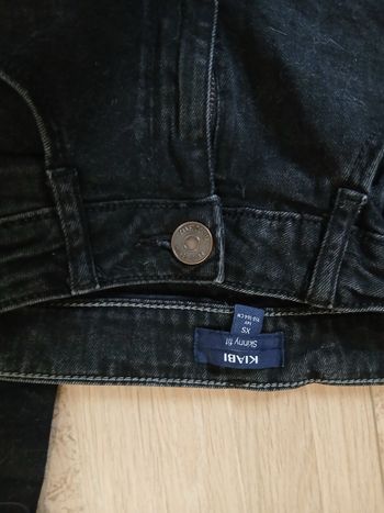 Pantalon jeans taille réglable.