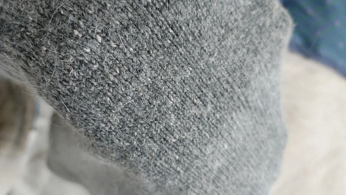 Pull sans manche col V gris perle en soie polyamide et angora - photo numéro 11