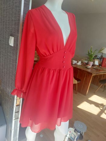 Robe rouge décolleté en V