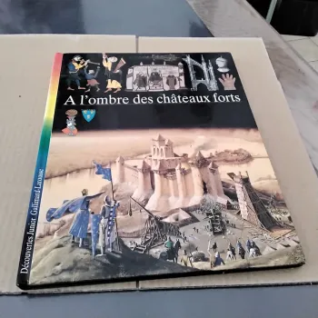 A l’ ombre des châteaux forts Gallimard Larousse