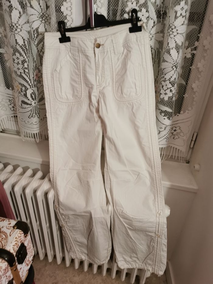 Pantalon avec 4 poches, bouton et fermeture, galon en bas jambes