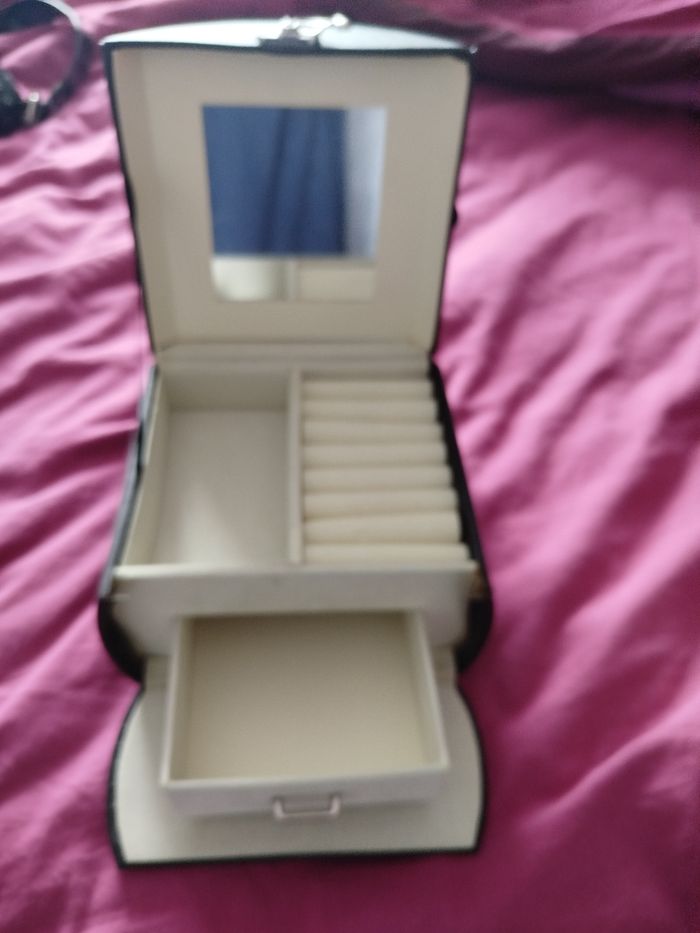 Boîte à bijoux noire avec miroir interieur - photo numéro 2