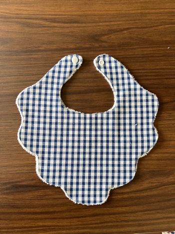 Bavoir motif vichy bleu marine 