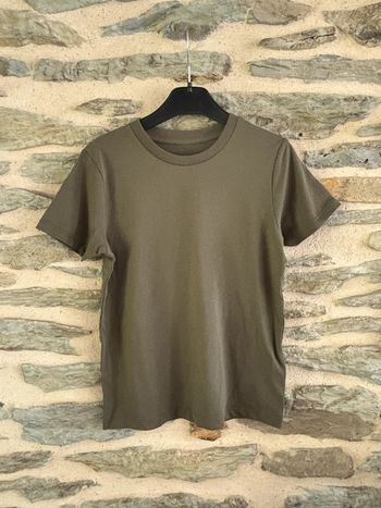 T-shirt kaki, taille 7-8 ans neuf