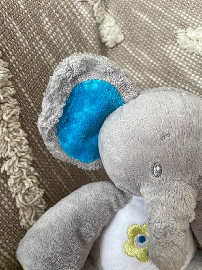Peluche doudou 20cm Arthur et Lola éléphant bleu et gris fleur verte bon état - photo numéro 2