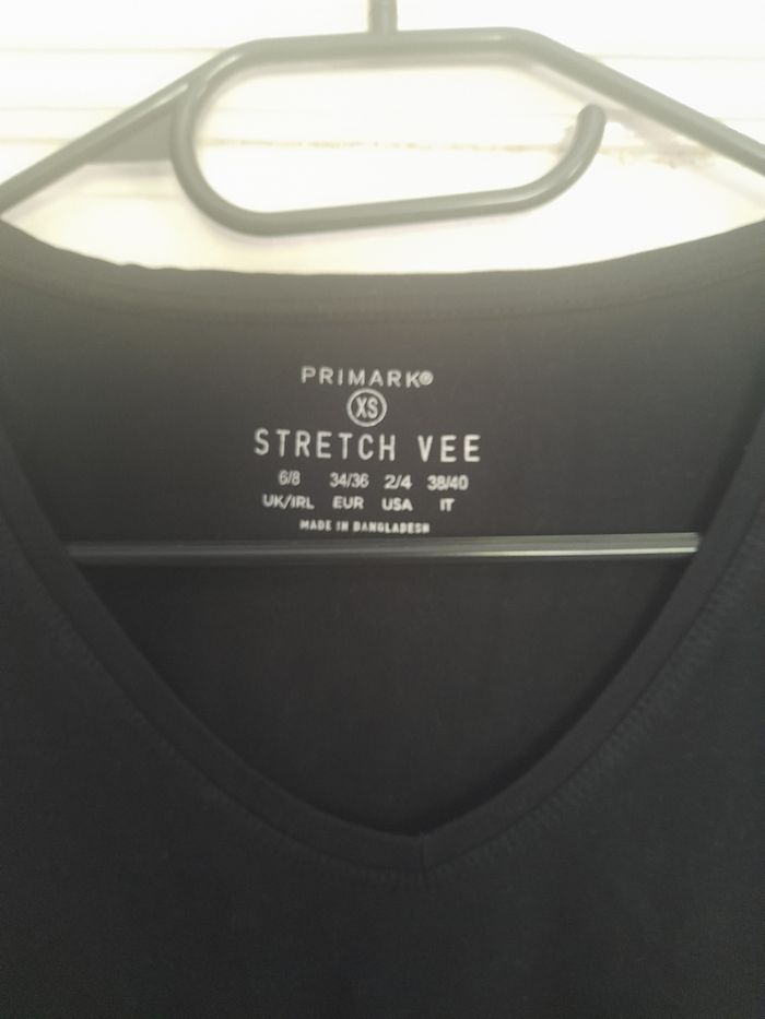 T-shirt noir, marque Primark, taille XS (34/36) - photo numéro 2