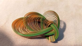 Broche vintage en fibres de bambou vernies – Vert et orangé - Collection Terres d’Ailleurs