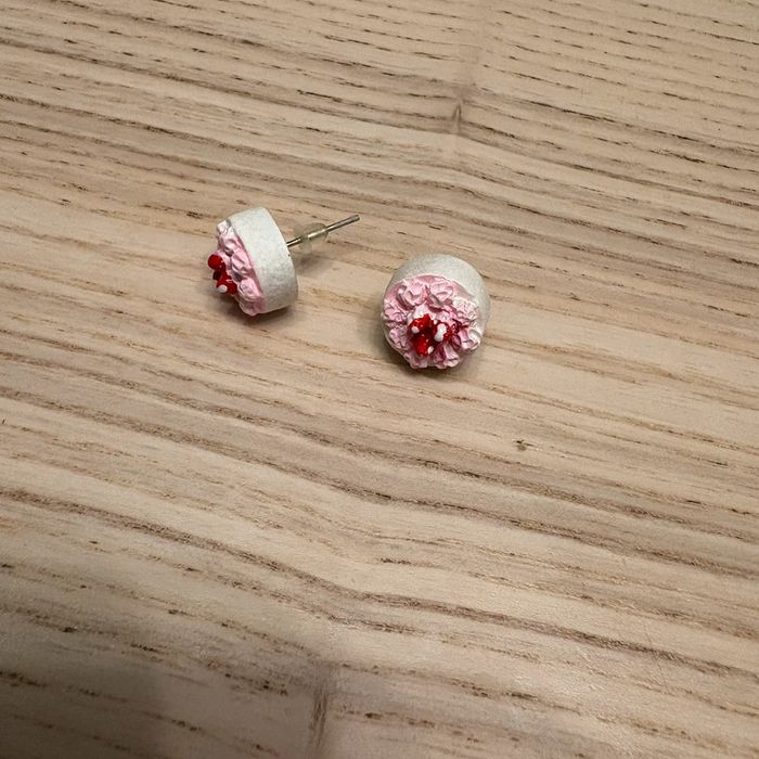 Boucles d’oreilles gâteaux • roses & blanches 🌿