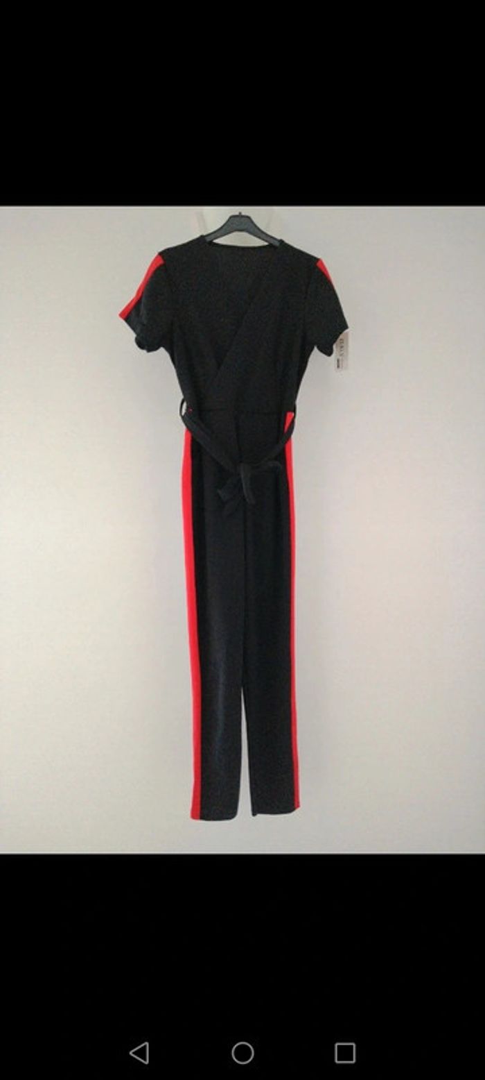 Combinaison manches courtes noire et rouge