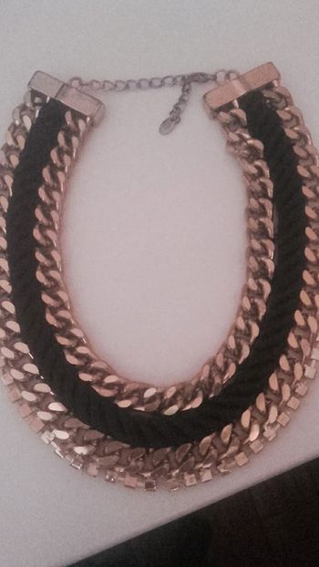 Ras de cou noir et or