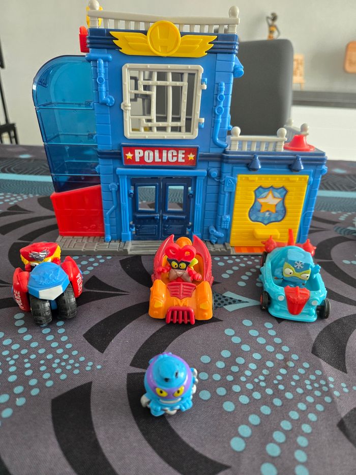 Station de Police Superthings