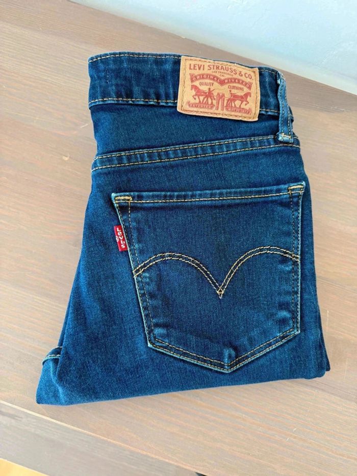 Superbe Jean Levi's 711 Skinny, taille W24 L32, en excellent état ! - photo numéro 3