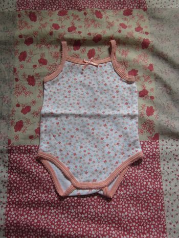 Body débardeur blanc à fleurs 9 mois