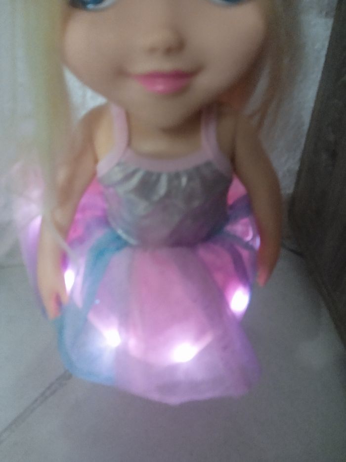 Ballerine qui danse et s'illumine en dansant