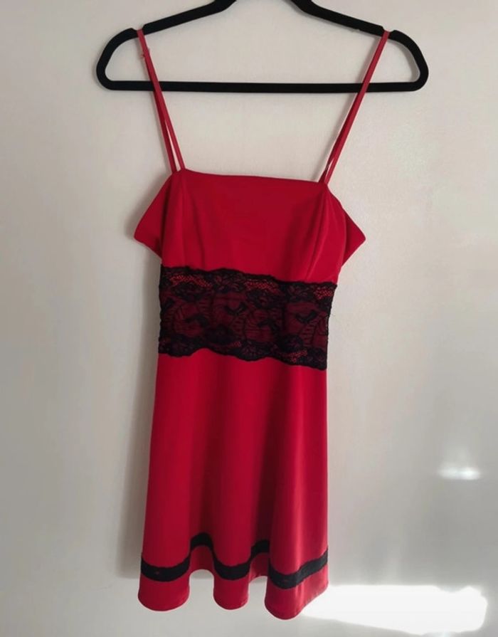 Robe rouge ceinturée avec dentelle - photo numéro 2