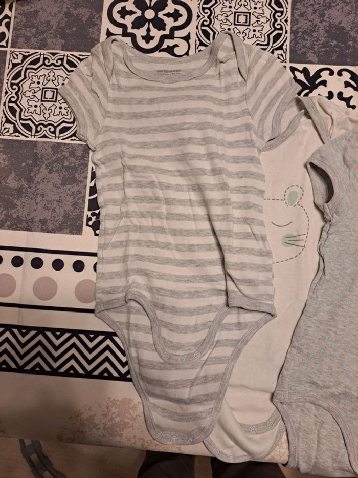 Lot 3 bodies manches courtes verbaudet 24 mois - photo numéro 3