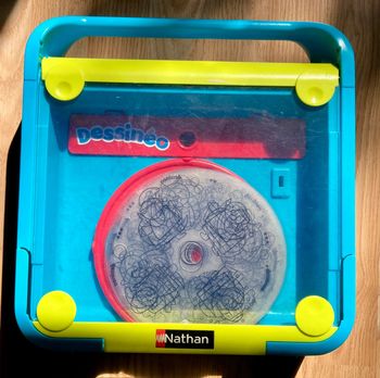 3 jeux - Dessinéo + 1 jeu d’équilibre + 1 mini jeu de société de voyage