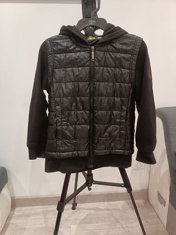Veste noir à capuche 8 ans ( 128 cm )