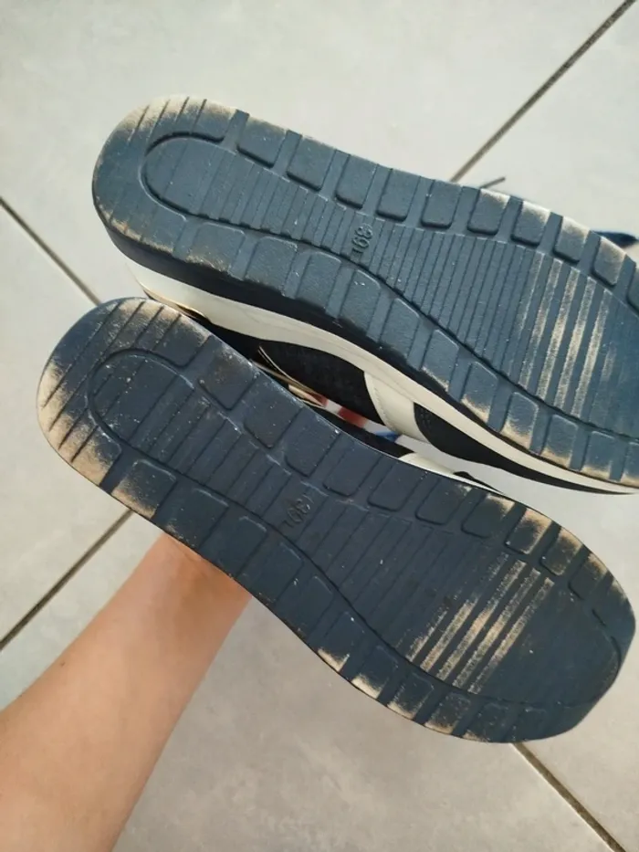 Basket compensée bleu et doré et blanche - photo numéro 4