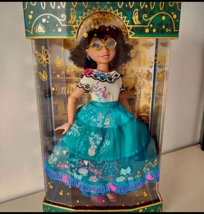 Poupée Mirabel Madrigal en édition limitée- Encanto La Fantastique Famille Madrigal Designer
