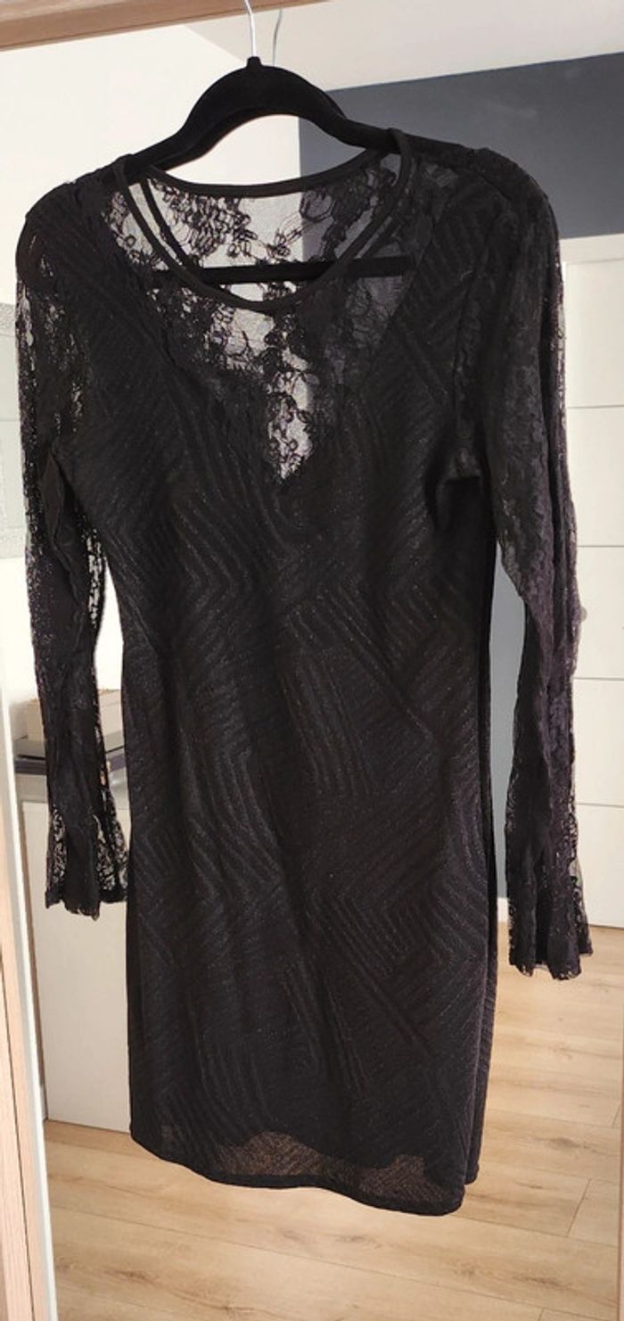Robe moulante manches dentelle noire taille M