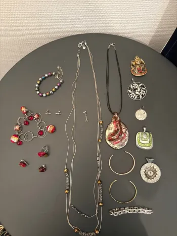 Lot de bijoux fantaisie variés – colliers, pendentifs, bracelets, boucles d’oreilles